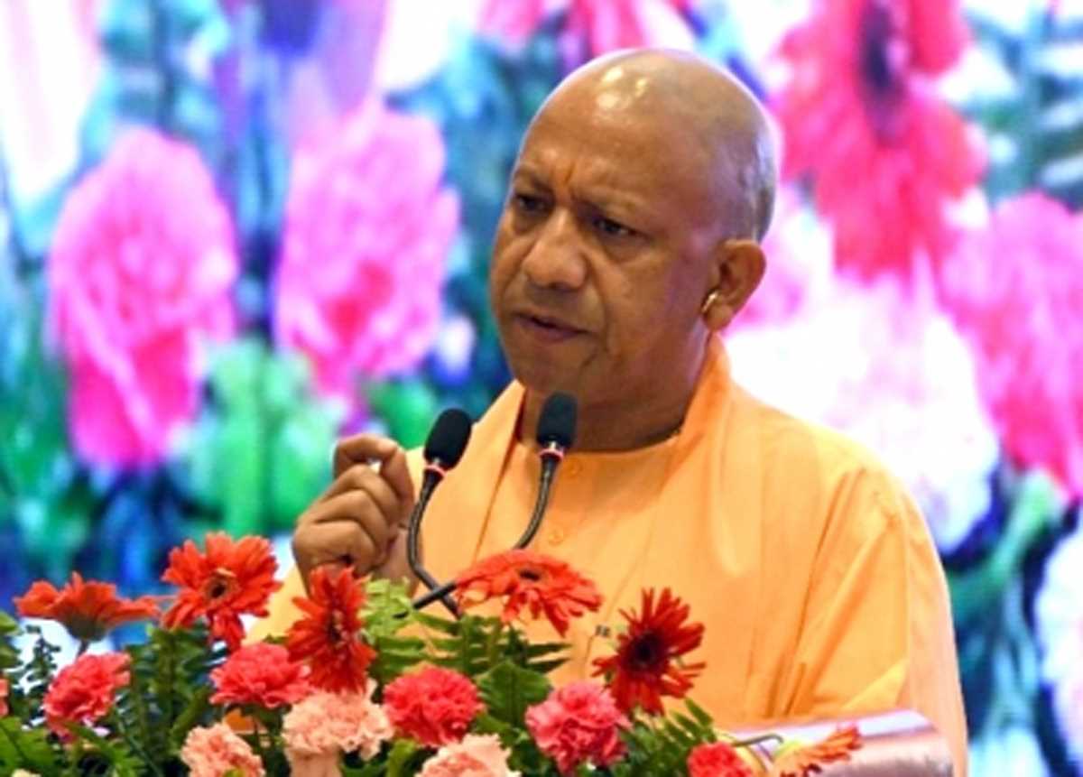 मुख्यमंत्री योगी ने अधिकारियों को झुग्गी बस्तियों के सर्वेक्षण का दिया आदेश मुख्यमंत्री योगी ने अधिकारियों को झुग्गी बस्तियों के सर्वेक्षण का दिया आदेश